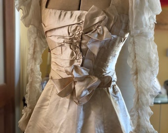 Vestido de novia de 1898 con nota que decía que la novia no lo usaba.