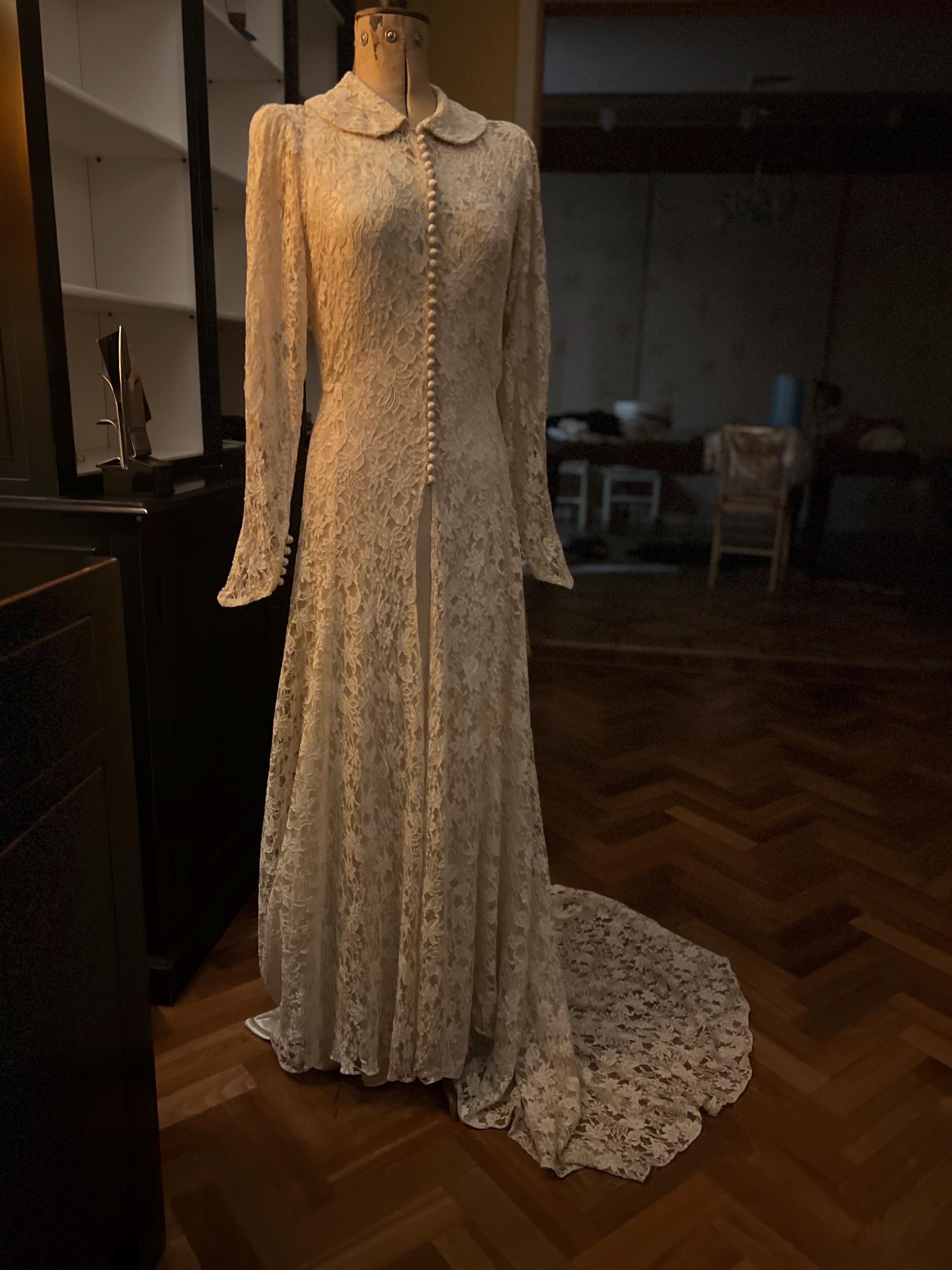 ガウンコート SATIN LACE LONG GOWN Amerivintage HOUSE OF CB Isoline Lace Long Sleeve Gown | Nordstrom