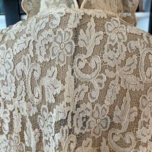 Puede incluir: Un delicado tejido de encaje marfil con un patr&oacute;n floral. El encaje tiene un borde festoneado y es perfecto para una variedad de proyectos de artesan&iacute;a.