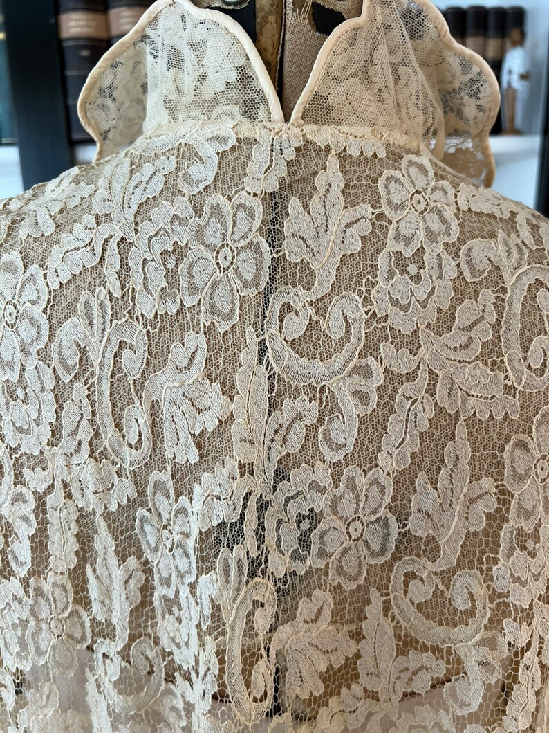 Puede incluir: Un delicado tejido de encaje marfil con un patr&oacute;n floral. El encaje tiene un borde festoneado y es perfecto para una variedad de proyectos de artesan&iacute;a.