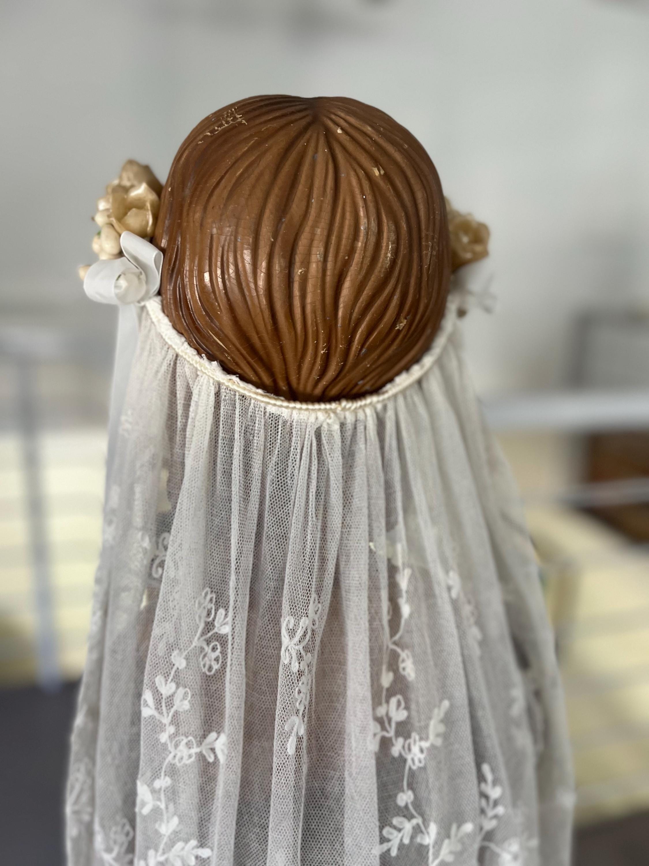 アンティークの刺繍入りチュールレースベールとワックスヘッドピース