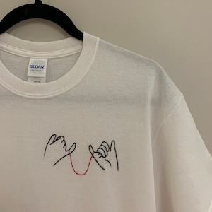Een onzichtbaar touwtje bond me aan je geborduurd T-shirt