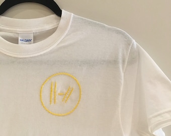 Het nieuwe geborduurde T-shirt
