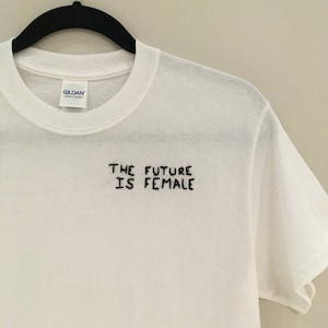 Die Zukunft ist weibliches besticktes T-Shirt