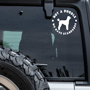 Décalcomanie pour voiture Not A Doodle We Have Standards I Sticker pour vitres, ordinateurs portables, coques de téléphone I Cadeau parfait pour les propriétaires de chiens caniches et les amoureux des chiens