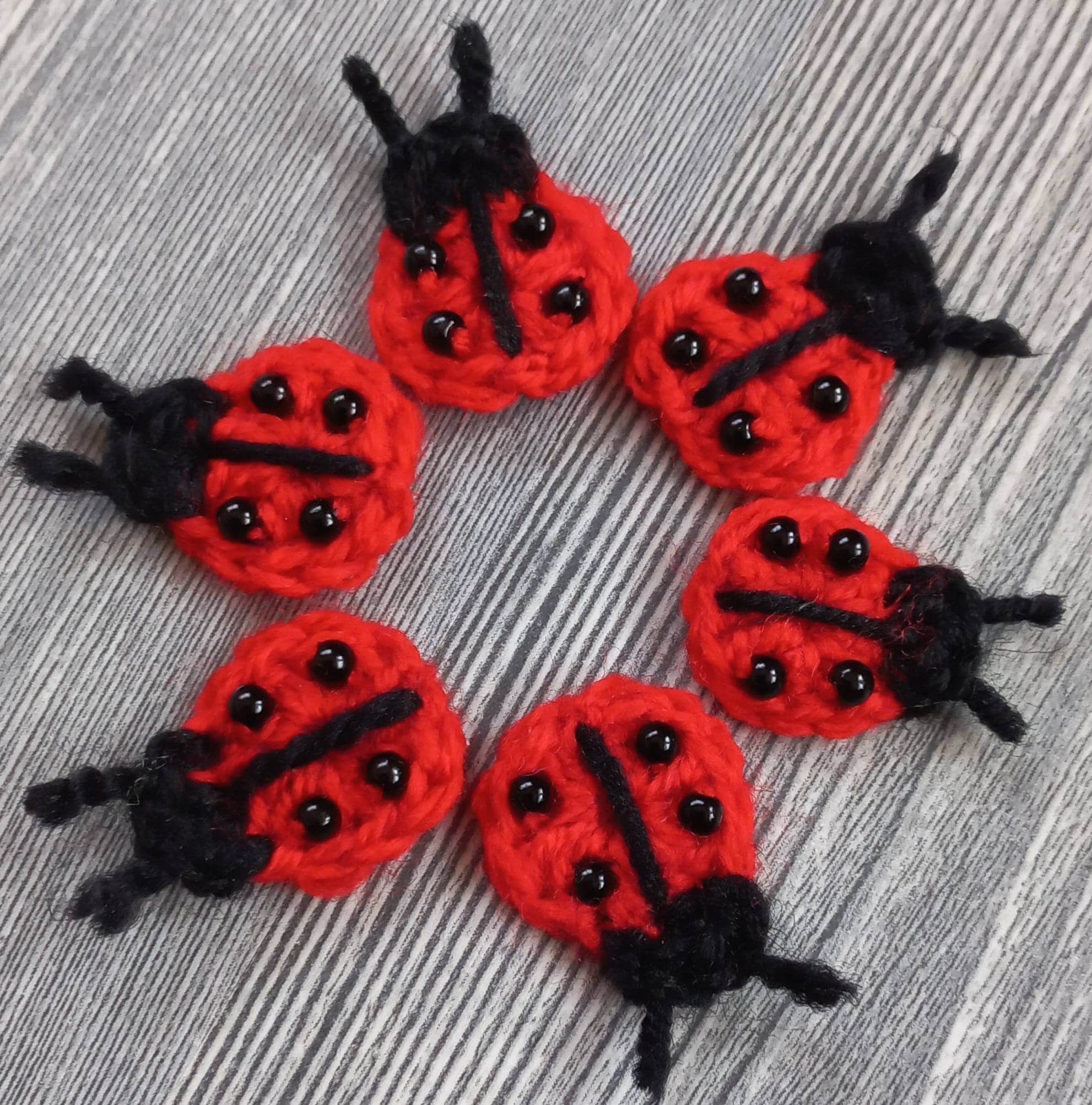 かぎ針編みのてんとう虫アップリケ - 赤いてんとう虫の装飾6個セット