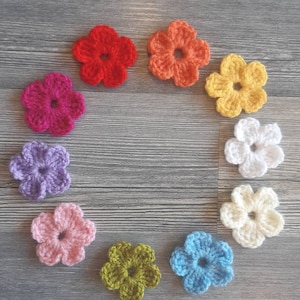 かぎ針編みの花のアップリケ：マルチカラーのミニフラワー、装飾（10個セット）
