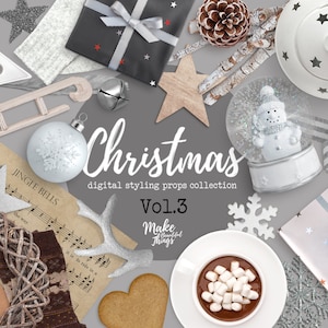 Puede incluir: Una colección de decoraciones navideñas blancas y plateadas, que incluyen un globo de nieve, una estrella, una corona, una taza de chocolate caliente con malvaviscos, una caja de regalo y una escalera de madera. El texto "Christmas Vol.3" está escrito en cursiva negra.