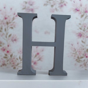 Paquete de 2 - Letras/números de madera grises - Independiente - Letras grandes de 13 cm - Paquete múltiple que ofrece dos artículos, iniciales grises, iniciales grises