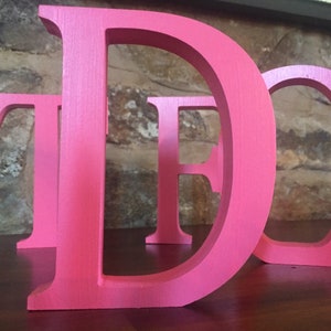 Paquete de 4 - Letras/números de madera rosa - Independiente - Letras grandes de 13 cm - Paquete múltiple que ofrece cuatro artículos, nombre rosa