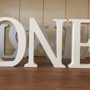 Decoración de primer cumpleaños UNO - Juego de tres letras de madera independientes Ortografía UNO, letras grandes de 13 cm, 1er cumpleaños