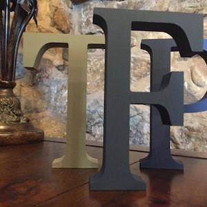 Paquete de 2 - Letras / Números de Madera Azul Marino - Independiente - Letras Grandes de 13cm - Multipack Oferta Dos Artículos, Iniciales Azul Marino, Decoración Azul Marino