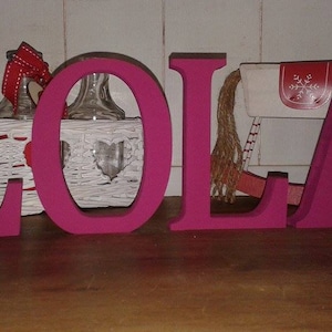 Oferta de paquete múltiple: cualquier 4 letras, números y símbolos de madera independientes grandes de 13 cm de color rosa intenso (disponibles con signo & o @)
