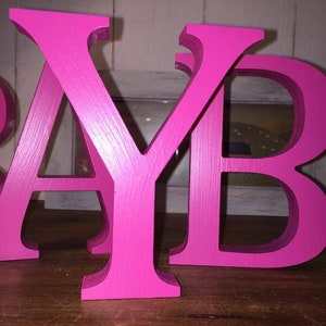Paquete de 5 - Letras/Números de madera rosa - Independiente - Letras grandes de 13 cm - Paquete múltiple que ofrece cinco artículos, nombre rosa