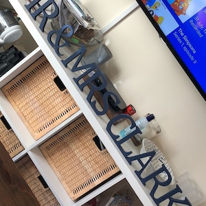 Paquete de 4 - Letras y números de madera de colores - Letras grandes independientes de 13 cm - Pintadas