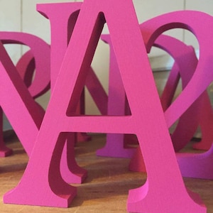 Letras y números de madera de color rosa fuerte - Independiente - Pintado - Letras grandes de 13 cm