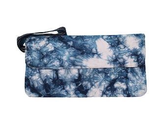 Indigo wristlet bag. Indigo shibori handbag. Boho chic Blue wristlet bag. Girlfriend gift: Small handbag.