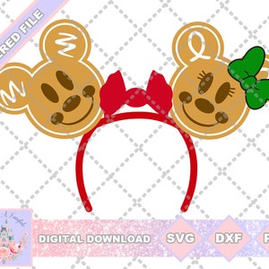 Pode incluir: Um par de orelhas de Mickey Mouse vermelhas e brancas com um design de Mickey Mouse e Minnie Mouse de gengibre. As orelhas são decoradas com um laço vermelho e um laço verde.