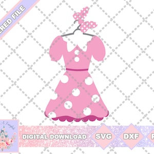 Puede incluir: Un vestido rosa con lunares blancos y un lazo en la percha. El vestido tiene un dobladillo con volantes y una cinta rosa alrededor de la cintura. El fondo es un patr&oacute;n de cuadros blancos y grises.