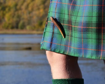 Kiltnadel aus recyceltem Hirschgeweih: Accessoire aus schottischem Hochlandhorn