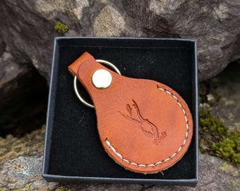 Handgefertigter AirTag-Halter aus Leder: Schlüsselring aus Messing – Schottisches Hochland