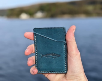 Handgefertigtes Leder-Kartenetui mit Makrelenmotiv – Geschenk für Angler/Hochseefischer/Fliegenfischer/Männer