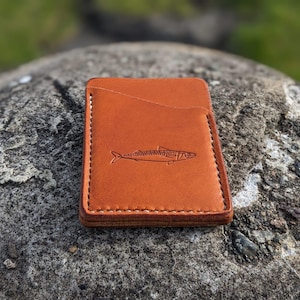 Cartera de cuero hecha a mano con diseño de caballa - Regalo para pesca, pesca marítima, pesca con mosca o para el Día del Padre