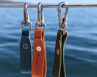 Handgefertigter Schlüsselanhänger aus Leder mit Fischmotiv: Italienisches pflanzlich gegerbtes Leder, Makrelen-Design