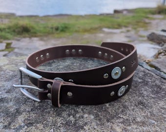 Handgefertigter Ledergürtel für Schrotpatronen – Upcycling-Design aus Patronen