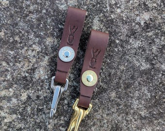 Handgefertigter Schlüsselanhänger aus Leder mit Schrotpatronenmotiv – Geschenk aus den schottischen Highlands