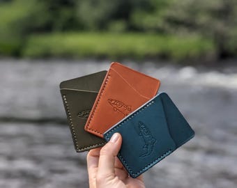 Kartenetui aus Leder mit Lachs-Prägung: Handgefertigtes Geschenk für Angler