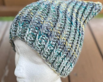 Knit beanie in forest green colors, teenage size