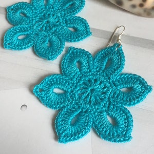 38. Zarte blumige Ohrringe, gehäkeltes Muster, tolle Form und auffällige Farbe. Handwerk Ohrringe. Einfaches Tutorial für Anfänger.
