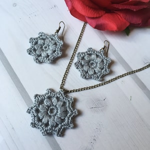 90. かぎ針編みのイヤリングとペンダントのパターン、PDF ファイル - かぎ針編みの花のモチーフのイヤリングとペンダント、かぎ針編みのパターン