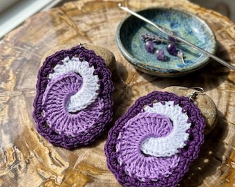 62. Gehäkelte Swirl Ohrringe Muster PDF, durchbrochene Yin Yang Spirale Hängeohrringe, Lavendel Lila Motiv, häkeln Schmuck Anleitung