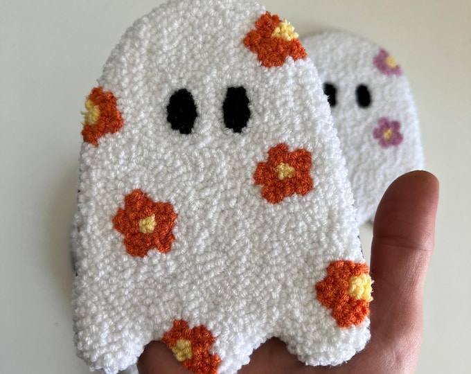 Daisy Ghost Mug Rug,Halloween Punch Needle Coaster,Daisy Ghostie Spooky Coaster, Boo Tufted Rug, Pink Floral Ghost Coaster Home Decor