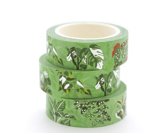 Op de afbeelding: Drie rollen groene washi tape met een bloemenpatroon. De tape heeft witte bloemen, groene bladeren en een lichtbruine stengel.