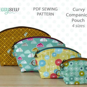 Könnte beinhalten: Vier verschiedene Größen eines geschwungenen Beutel-Schnittmusters. Die Beutel sind aus Stoff mit verschiedenen Mustern, darunter Gelb mit einem Elch-Design, Blau mit einem Wolken-Design, Gelb mit einem Löwenzahndesign und Blau mit einem Kreis-Design. Der Text "PDF SEWING PATTERN" und "Curvy Companion Pouch 4 sizes" ist oben im Bild sichtbar.