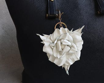 Weiß Leder Rose Taschenanhänger: Juni Geburt Blume, handgefertigt
