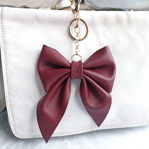 Kirschrot Schleife Leder Taschenanhänger, Geldbörse Schleife Charme, Handtasche Leder Charme, Tasche coquette Dekor, Leder Schlüsselanhänger, Geschenk für Freund