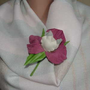 Große Wildleder Iris Blumen Brosche: Eleganter Rosa Blumen Schmuck