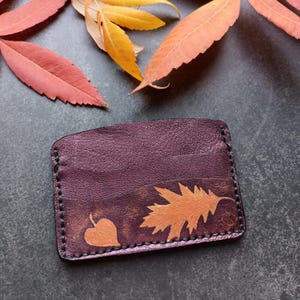 Portefeuille porte-cartes minimaliste avec feuilles d'automne - Porte-cartes fin en cuir violet - Cadeau d'automne pour une amie - Cadeau pour une soeur