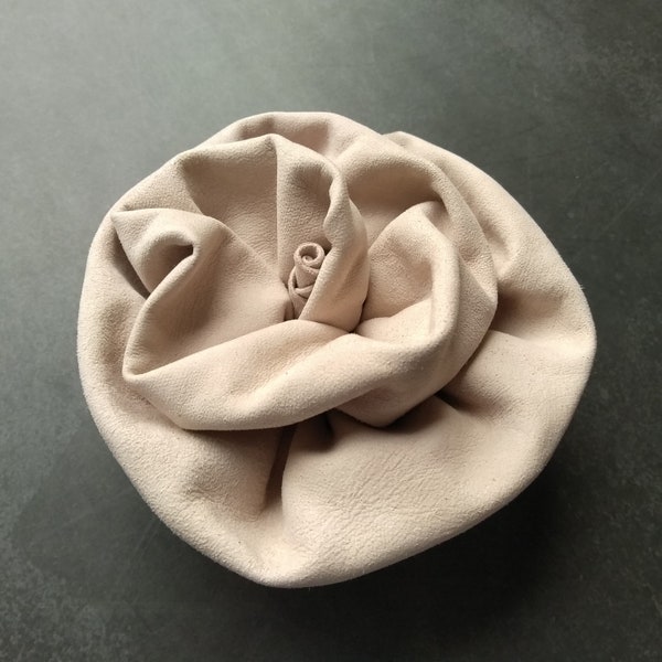 Grande broche fleur, épingle rose en cuir suédé crème, cadeau du 3e anniversaire, épingle fleur beige, cadeau pour soeur, cadeau pour femme, cadeau fête des mères