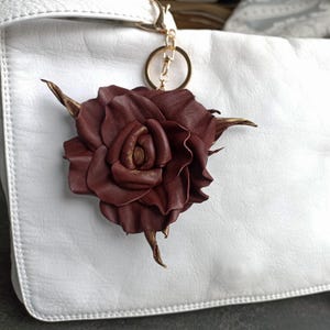 Bordeaux Rose Taschenanhänger, Juni Geburtstasche Taschenanhänger, Burgunder Blumencharme, Handtasche Taschenanhänger Rose, Taschenblumendekor