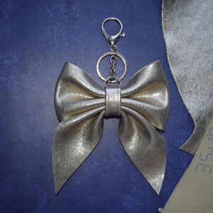 Gold Leder Schleife Taschenanhänger: Elegant kokett Handtasche Accessoire Bild 8