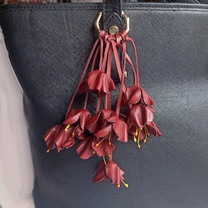Langer dunkelroter Leder Blumen Taschenanhänger - Langer bordeauxfarbener Lederhandtaschenanhänger - Geschenk für Schwester - Geschenk für Schwester - Hochzeitsgeschenk