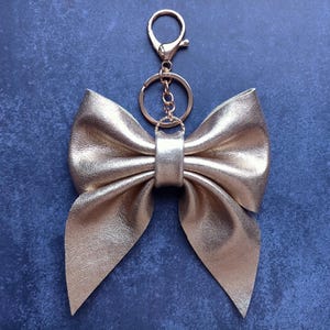 Gold Leder Schleife Taschenanhänger: Elegant kokett Handtasche Accessoire Bild 2