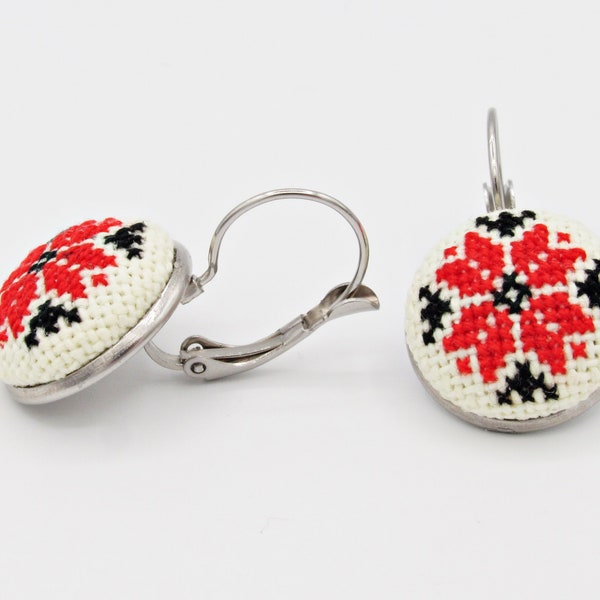 Boucles d'oreilles roumaines rouges et noires, boucles d'oreilles pendantes de tous les jours, bijoux durables, détail de chemisier roumain brodé à la main, bijoux traditionnels