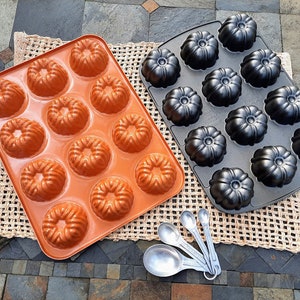 Nordic Ware Bundt Cupcake Pan OR Nordic Ware Retro Orange Mini Bundt 12 Cavity Cake Pan
