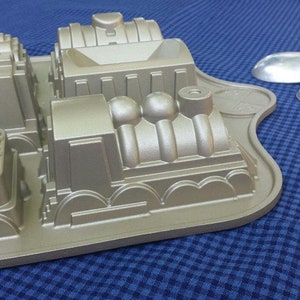 Nordic Ware Train Cake Pan Creates 9 Train Car Cupcakes